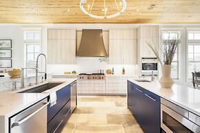 Monarch by Avantstay Stunning Estate 1 Block to Beach, Swim Up Bar, Ho