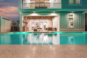 Monarch by Avantstay Stunning Estate 1 Block to Beach, Swim Up Bar, Ho