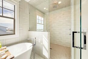 Monarch by Avantstay Stunning Estate 1 Block to Beach, Swim Up Bar, Ho