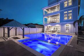 Monarch by Avantstay Stunning Estate 1 Block to Beach, Swim Up Bar, Ho