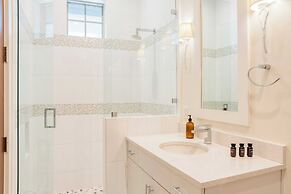 Monarch by Avantstay Stunning Estate 1 Block to Beach, Swim Up Bar, Ho