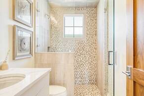 Monarch by Avantstay Stunning Estate 1 Block to Beach, Swim Up Bar, Ho