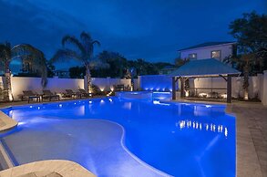 Monarch by Avantstay Stunning Estate 1 Block to Beach, Swim Up Bar, Ho