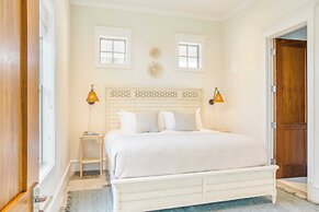 Monarch by Avantstay Stunning Estate 1 Block to Beach, Swim Up Bar, Ho