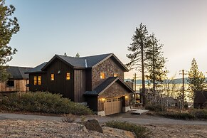 Atkinson by Avantstay Lake Front Home w/ Stunning Views in Tahoe Vista