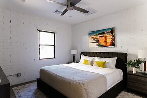 Stellar By Avantstay Modern Artist's Loft in Old Town w/ Patio