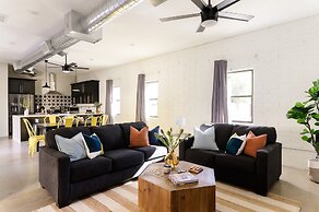 Stellar By Avantstay Modern Artist's Loft in Old Town w/ Patio