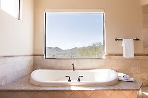 Sunbeam by Avantstay Elegant, Private Desert Home w/ Infinity Pool, Sp
