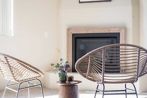 Sunbeam by Avantstay Elegant, Private Desert Home w/ Infinity Pool, Sp
