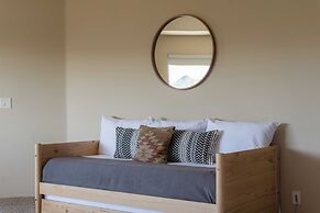 Sunbeam by Avantstay Elegant, Private Desert Home w/ Infinity Pool, Sp