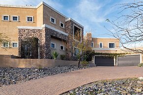 Sunbeam by Avantstay Elegant, Private Desert Home w/ Infinity Pool, Sp