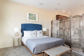Sunbeam by Avantstay Elegant, Private Desert Home w/ Infinity Pool, Sp