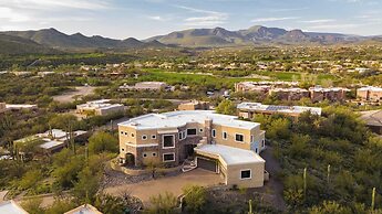 Sunbeam by Avantstay Elegant, Private Desert Home w/ Infinity Pool, Sp