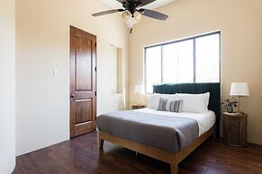 Sunbeam by Avantstay Elegant, Private Desert Home w/ Infinity Pool, Sp