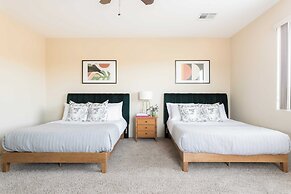 Sunbeam by Avantstay Elegant, Private Desert Home w/ Infinity Pool, Sp
