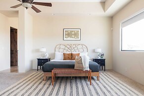 Sunbeam by Avantstay Elegant, Private Desert Home w/ Infinity Pool, Sp