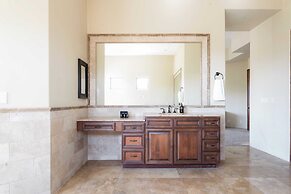 Sunbeam by Avantstay Elegant, Private Desert Home w/ Infinity Pool, Sp