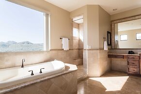 Sunbeam by Avantstay Elegant, Private Desert Home w/ Infinity Pool, Sp