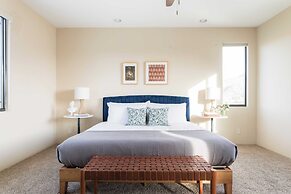 Sunbeam by Avantstay Elegant, Private Desert Home w/ Infinity Pool, Sp