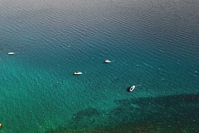 Lakeview by Avantstay Private Waterfront Cabin on Lake Tahoe w/ Hot Tu