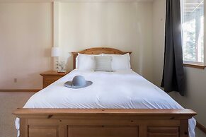 Sparrow by Avantstay Modern Mountain Retreat w/ Hot Tub, Pool Table & 