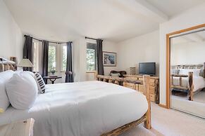 Sparrow by Avantstay Modern Mountain Retreat w/ Hot Tub, Pool Table & 