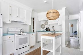 Cast Away by Avantstay Stunning Modern Home Near Beach w/ Two Kitchens