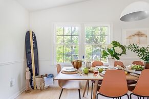 Cast Away by Avantstay Stunning Modern Home Near Beach w/ Two Kitchens