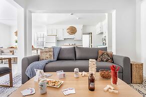 Cast Away by Avantstay Stunning Modern Home Near Beach w/ Two Kitchens