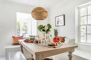 Cast Away by Avantstay Stunning Modern Home Near Beach w/ Two Kitchens