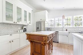 Cast Away by Avantstay Stunning Modern Home Near Beach w/ Two Kitchens