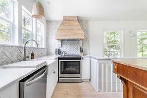 Cast Away by Avantstay Stunning Modern Home Near Beach w/ Two Kitchens