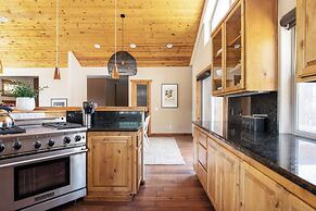 Bernard by Avantstay Luxurious Cabin in Big Bear w/ Hot Tub & Pool Tab