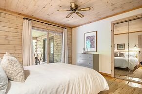 Half Moon by Avantstay 4BR Cabin w/ Large Deck & Yard w/ Patio & Outdo