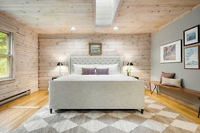 Half Moon by Avantstay 4BR Cabin w/ Large Deck & Yard w/ Patio & Outdo