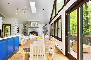 Half Moon by Avantstay 4BR Cabin w/ Large Deck & Yard w/ Patio & Outdo