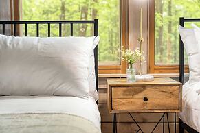 Half Moon by Avantstay 4BR Cabin w/ Large Deck & Yard w/ Patio & Outdo