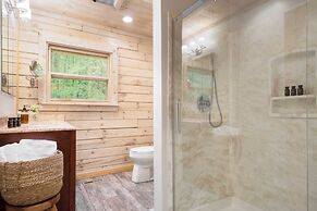 Half Moon by Avantstay 4BR Cabin w/ Large Deck & Yard w/ Patio & Outdo