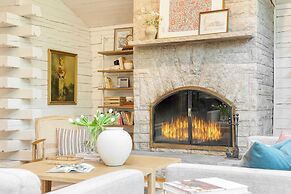 Half Moon by Avantstay 4BR Cabin w/ Large Deck & Yard w/ Patio & Outdo