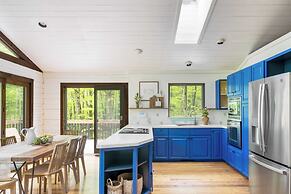 Half Moon by Avantstay 4BR Cabin w/ Large Deck & Yard w/ Patio & Outdo