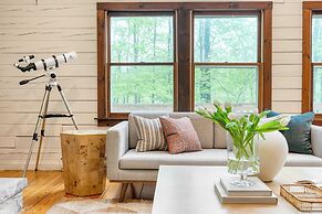 Half Moon by Avantstay 4BR Cabin w/ Large Deck & Yard w/ Patio & Outdo