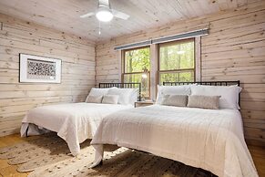 Half Moon by Avantstay 4BR Cabin w/ Large Deck & Yard w/ Patio & Outdo