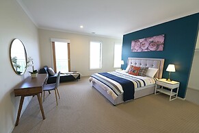 Modern 6BRM House Big Group at Pakenham