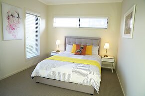 Modern 6BRM House Big Group at Pakenham