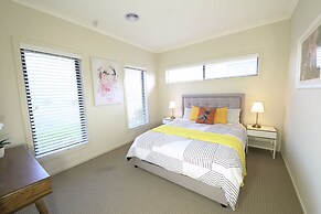 Modern 6BRM House Big Group at Pakenham