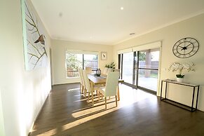 Modern 6BRM House Big Group at Pakenham