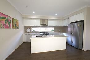 Modern 6BRM House Big Group at Pakenham