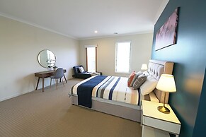 Modern 6BRM House Big Group at Pakenham