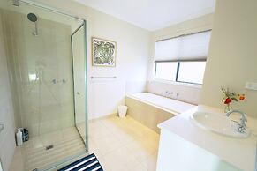 Modern 6BRM House Big Group at Pakenham