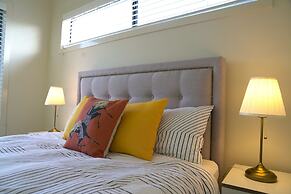 Modern 6BRM House Big Group at Pakenham